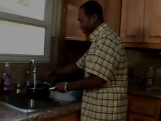 Niedliche Teenagerin mit frechen, natürlichen Titten fingert ihre saftige Muschi am Küchenboden #1