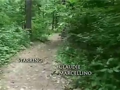 Die schlampige Tussy Claudie bläst und vögelt im Wald #1