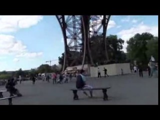 Schlampe besorgt es zwei Typen beim Eiffelturm #4