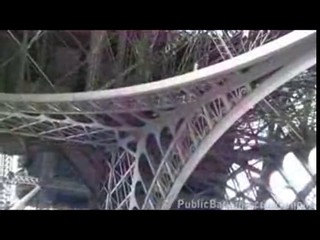 Schlampe besorgt es zwei Typen beim Eiffelturm #8