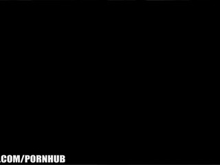 Zwei scharfe Brünetten spielen miteinander im Bett #1