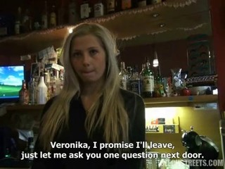 Versaute Barkeeperin Veronika aus Tschechien fickt für Geld #15