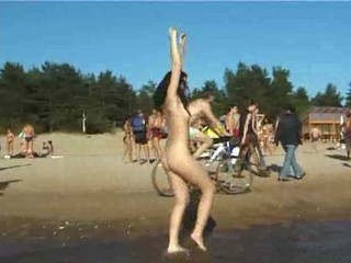 Dünnes Teen spaziert nackt auf dem Strand #10