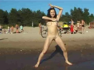 Dünnes Teen spaziert nackt auf dem Strand #12