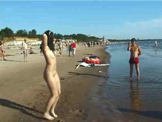 Dünnes Teen spaziert nackt auf dem Strand #14