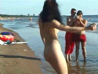 Dünnes Teen spaziert nackt auf dem Strand #15
