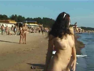 Dünnes Teen spaziert nackt auf dem Strand #16