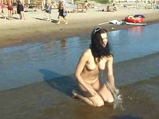 Dünnes Teen spaziert nackt auf dem Strand #18