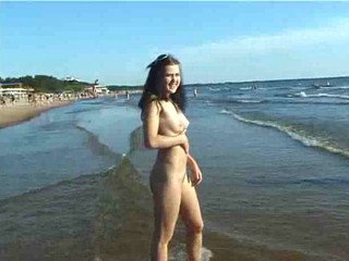 Dünnes Teen spaziert nackt auf dem Strand #19