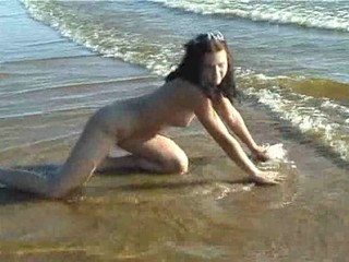 Dünnes Teen spaziert nackt auf dem Strand #21
