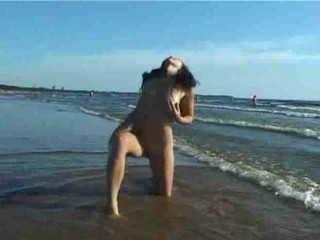Dünnes Teen spaziert nackt auf dem Strand #22
