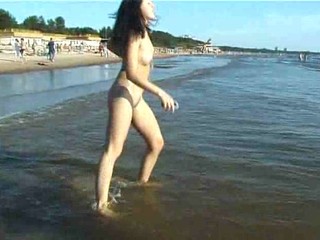 Dünnes Teen spaziert nackt auf dem Strand #23