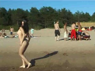Dünnes Teen spaziert nackt auf dem Strand #3