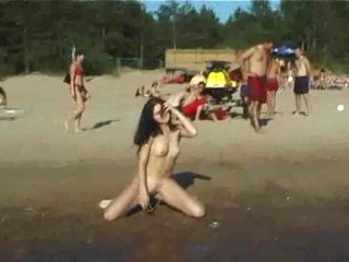 Dünnes Teen spaziert nackt auf dem Strand #6