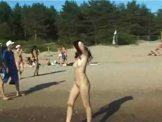 Dünnes Teen spaziert nackt auf dem Strand #8