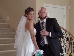 Braut ganz in unschuldigem Weiß beim schmutzigen Fick vor der Kamera. #1