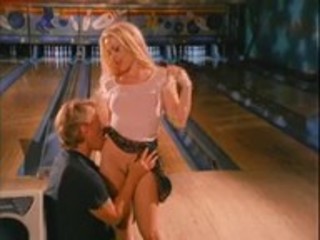 Heiße Blondine Raylene lässt es mit ihrem Liebhaber im Bowling krachen #4