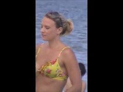 Heiße MILF zeigt ihre Titten und ihren geilen Arsch am Strand #2