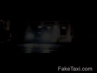 Im Fake-Taxi ist immer Gelegenheit für einen schnellen Fick #1