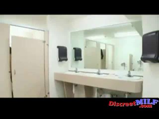 Dreckige MILF lässt ihre Scheide in einer öffentlichen Toilette glühen #12