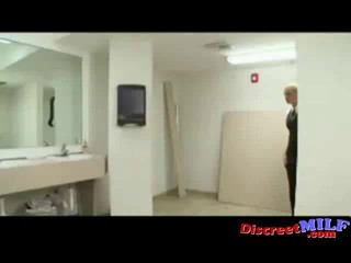 Dreckige MILF lässt ihre Scheide in einer öffentlichen Toilette glühen #5