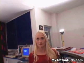 Eine blonde Babe mit einem bösen Tattoo auf der Möse #1