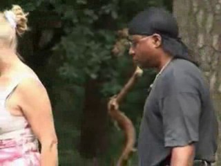 Reife Blondine wird im Wald von einem Schwarzen gefickt #1