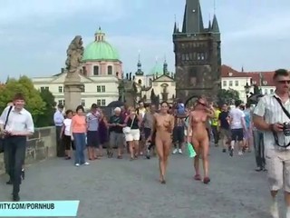 Die Schlampen Leonelle und Laura laufen nackt durch die Straßen von Prag #9