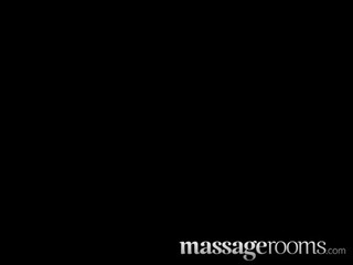 In den Massage-Rooms poppen scharfe Lesben #1