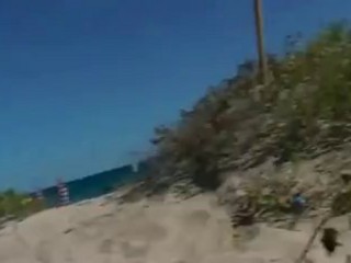 Heiße Frauen und ihre Partner masturbieren in einem FKK-Strand #4