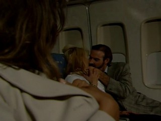 Geile Frau masturbiert, als sie den Sex eines Pärchens im Flugzeug beobachtet #5