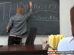 Sexy Schulmädchen wird im Klassenraum geknallt #1