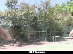 Jugendliche Schlampen beim Training im Tennis Sommerlager. #4