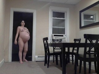 Nackte schwangere Brünette tanzt in der Wohnung herum. #13