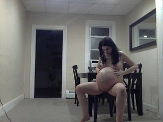 Nackte schwangere Brünette tanzt in der Wohnung herum. #19