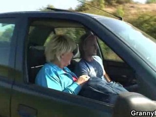 Sie reitet meinen wuschigen Schwanz gerade im Auto #5