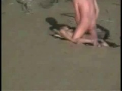 Hübsches Girl beglückt ihren Freund auf dem Strand #2