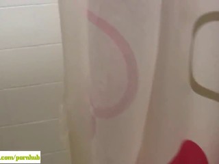 Reife Blondine fingert sich unter der Dusche #21
