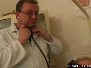 Perverser Frauenarzt quält eine reife Patientin #19