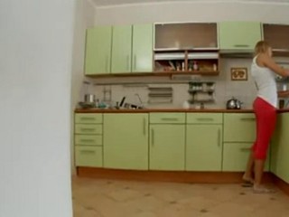 Russisches Teen wird in der Küche ausgenutzt #1