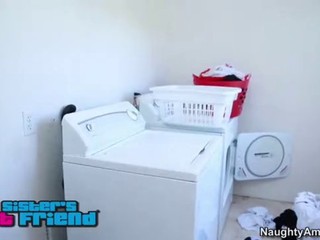 Alliyah und James haben in der Wäscherei geilen Sex #2