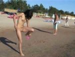 Nacktes Girl zeigt ihren Köper auf dem Strand #25