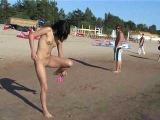 Nacktes Girl zeigt ihren Köper auf dem Strand #12