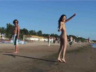 Nacktes Girl zeigt ihren Köper auf dem Strand #13