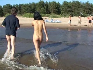 Nacktes Girl zeigt ihren Köper auf dem Strand #20