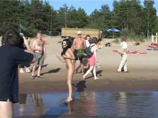 Nacktes Girl zeigt ihren Köper auf dem Strand #21