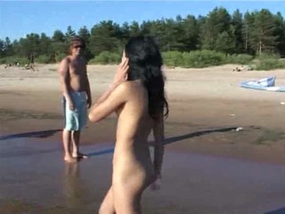 Nacktes Girl zeigt ihren Köper auf dem Strand #22