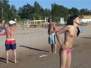 Nacktes Girl zeigt ihren Köper auf dem Strand #9