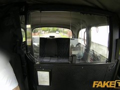 FakeTaxi - Junges schwarzhaariges britisches Küken gibt sich Taxifahrer auf der Rückbank hin. #1
