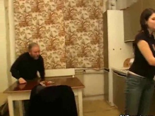 Junges Babe befriedigt in der Küche ihren Opa